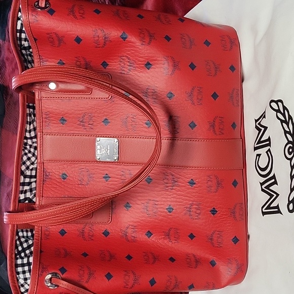 AUTHENTIC MCM Liz medium Red reversible shopper tote,with detachable zip pouch - Picture 2 of 16